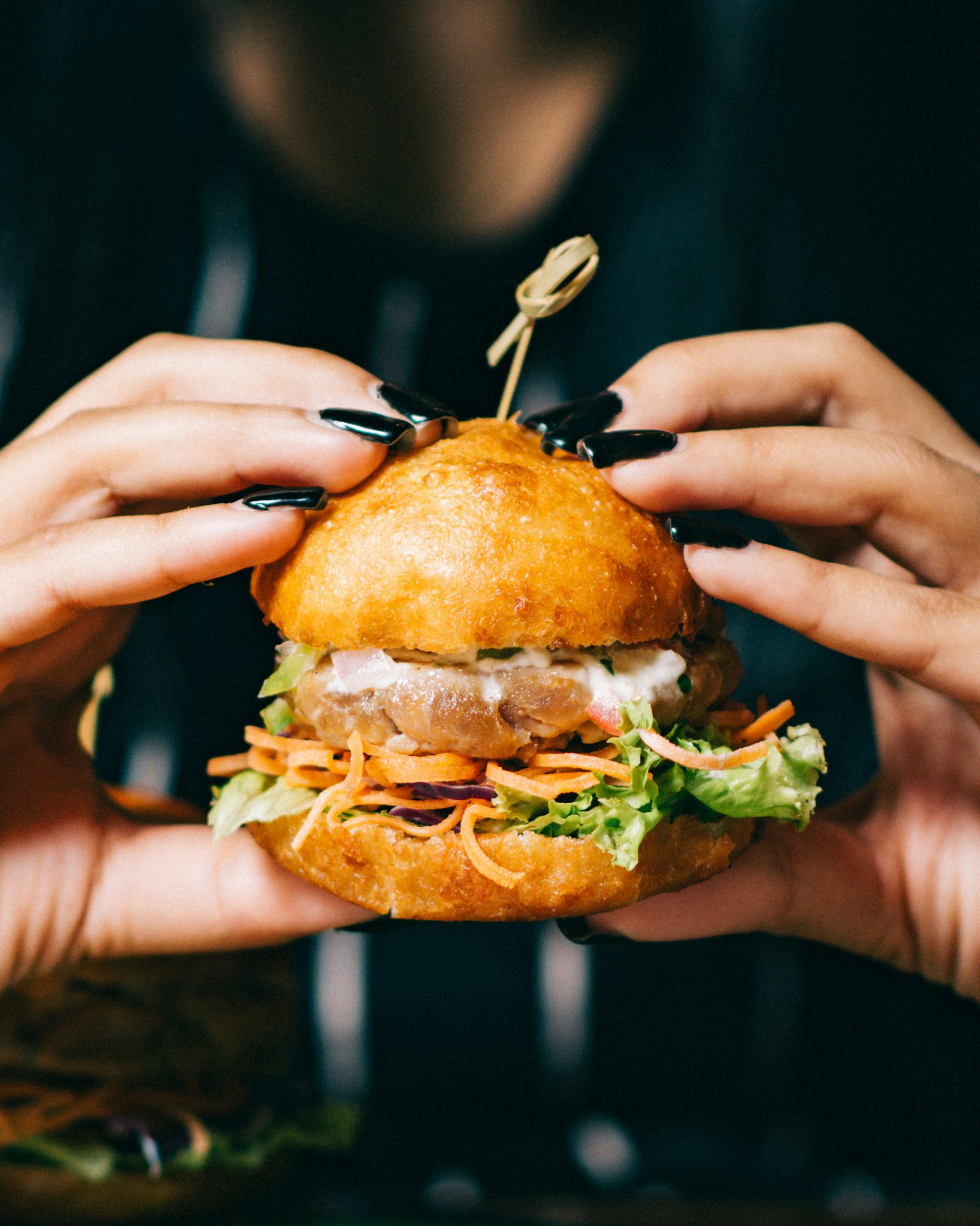 Imatge d'una persona agafant una hamburguesa