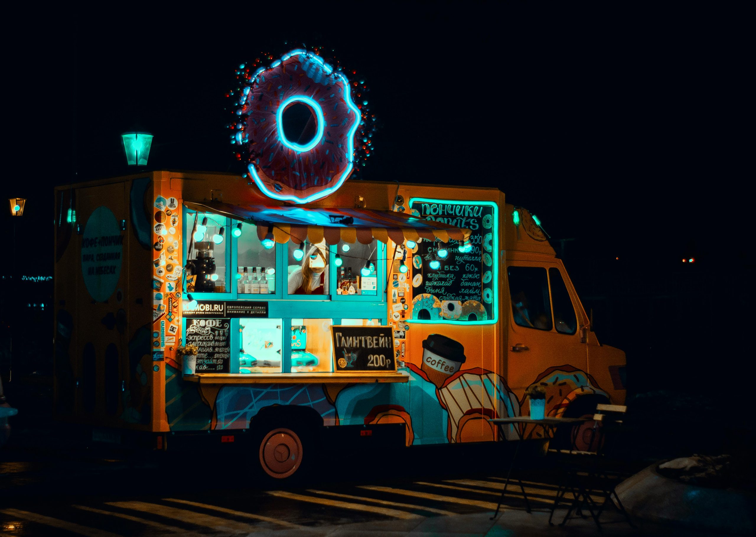 Imatge d'una food-truck a la nit