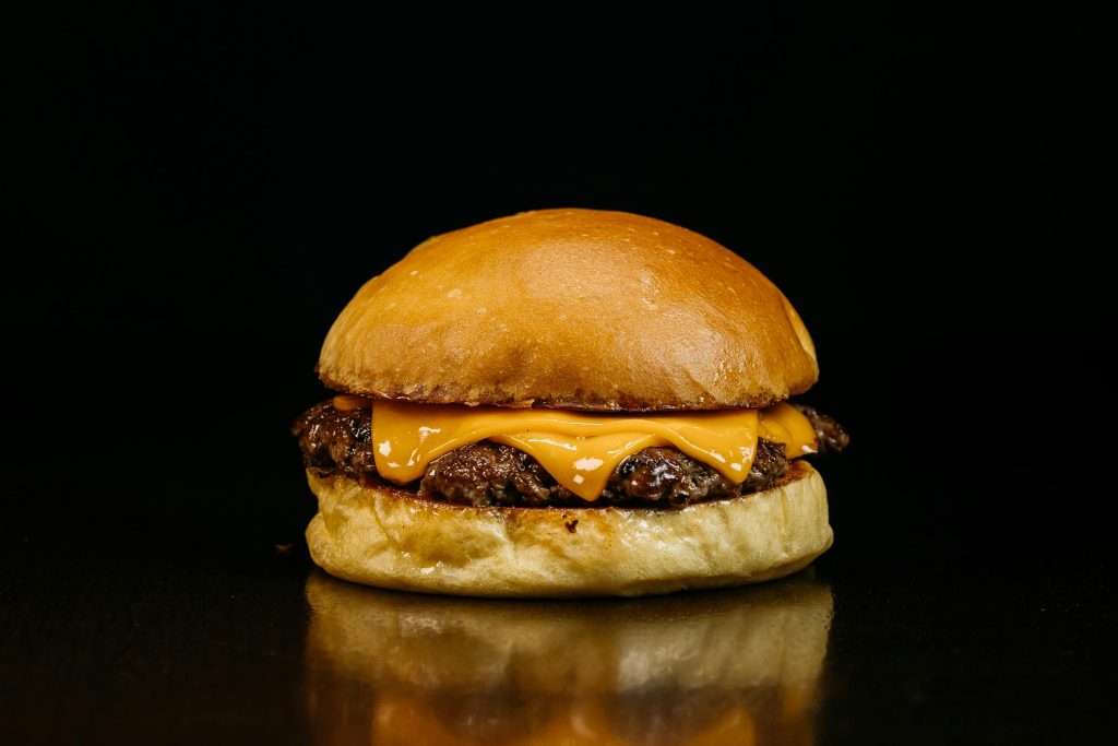 Imatge hamburguesa amb fons negre