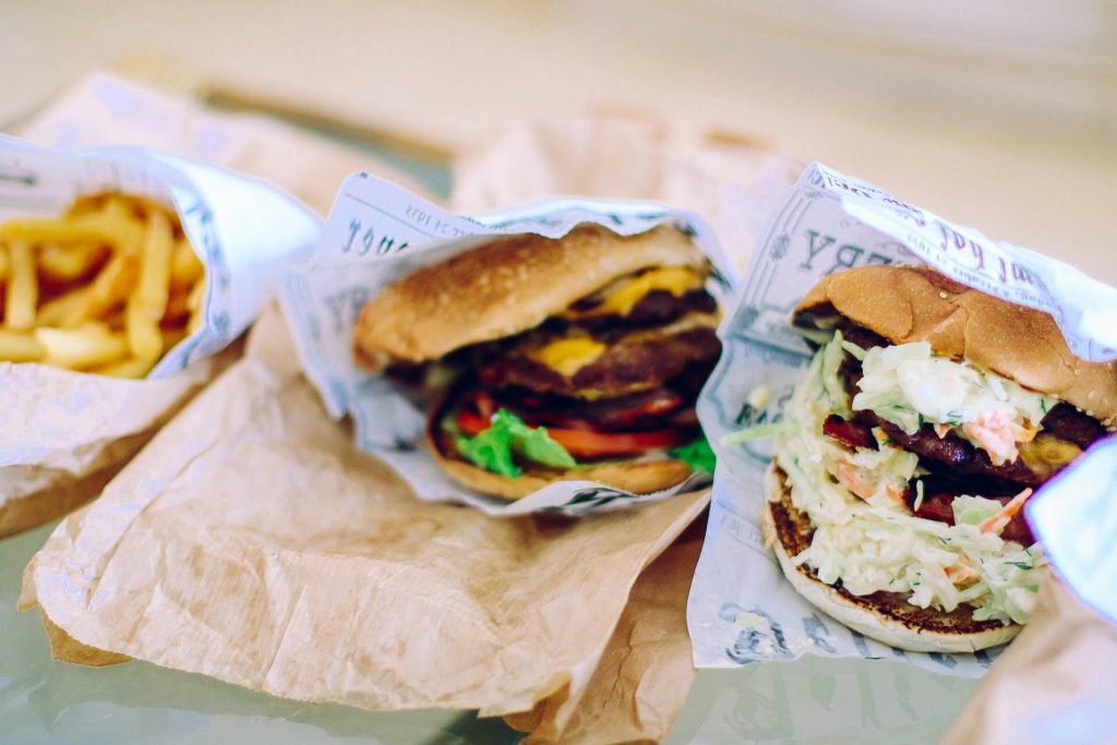 Imatge de dues hamburgueses i patates fregides
